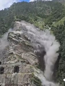 जनपद चमोली: विष्णुगाड़ पीपलकोटी जल विद्युत परियोजना के डेम साइट हेलंग भूस्खलन,निर्माण कार्य पर लगे 12 लोग हुए घायल।