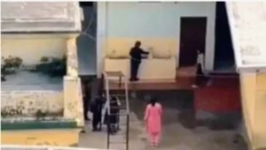 प्राथमिक विद्यालय में छात्राओं से सफाई कराने का वीडियो वायरल, शिक्षा विभाग ने बैठाई जांच
