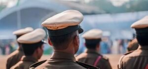 रुद्रपुर में बच्चा चोरी के शक में महिला को पोल से बांधकर पीटा, पुलिस ने भीड़ से छुड़ाया