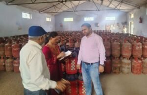 देहरादून में अवैध गैस रिफिलिंग का भंडाफोड़, जिला आपूर्ति विभाग की छापेमारी में 24 सिलेंडर जब्त