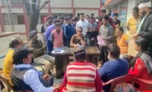 होली के दिन मारपीट के विरोध में कीर्तिनगर बाजार बंद, व्यापारियों ने किया SDM कार्यालय का घेराव