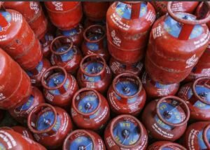 रसोई गैस को लेकर अफवाहें, तेल कंपनियों ने कहा घबराने की जरूरत नहीं