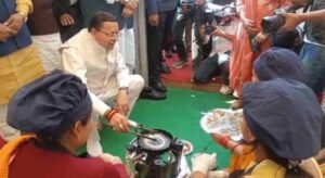 सीएम धामी ने परेड ग्राउंड में “चार साल बेमिसाल” कार्यक्रम का शुभारंभ किया, बनाई सेल रोटी