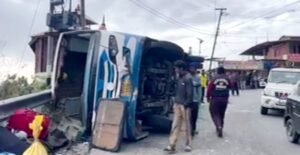 हल्द्वानी में भीषण सड़क हादसा,ओवरटेक के दौरान पलटी यात्री बस, एक की मौत, कई घायल