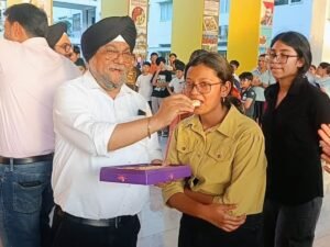 बिना कोचिंग 10वीं में 100% अंक, DPS की छात्रा का शानदार प्रदर्शन