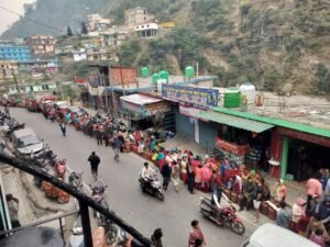 टिहरी में गैस सिलेंडर खत्म की उड़ी अफवाह लोगों की भीड़ जमा