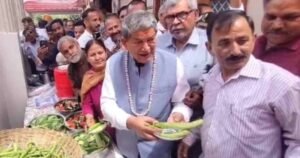 खीरा-खरबूजा और रागी संग सियासी संदेश, हरीश रावत की ‘फल पार्टी’ चर्चा में