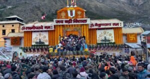 बदरीनाथ धाम के कपाट खुले, सीएम धामी बने साक्षी; 25 कुंतल फूलों से सजा मंदिर