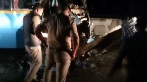 हरिद्वार में बारात की बस और रोडवेज बस की भीषण टक्कर कई यात्री घायल;