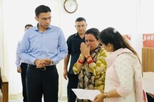 कैंसर पीड़ित परिवार को DM की बड़ी राहत: 71 हजार का कर्ज माफ, 50 हजार की आर्थिक मदद