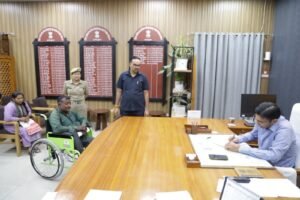 100% दिव्यांग पिता और 65% दिव्यांग मां को डीएम का सहारा, 64 हजार का कर्ज कराया जमा