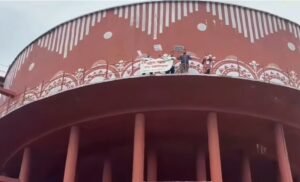 देहरादून में हंगामा: नर्सों के समर्थन में पानी की टंकी पर चढ़ीं महिला कांग्रेस अध्यक्ष ज्योति रौतेला