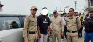 पिता की पुलिस वर्दी का रौब दिखाना पड़ा महंगा: मसूरी में नशे में धुत मेरठ का युवक गिरफ्तार, UP पुलिस की वर्दी-पीकैप बरामद, कार सीज