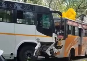 ऋषिकेश-देहरादून हाईवे पर बड़ा हादसा: कार चालक को आई झपकी, दो बसों-कार की भिड़ंत, 60 यात्रियों की बची जान