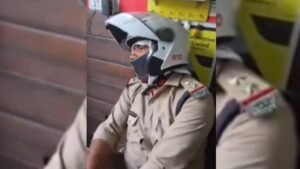देहरादून में हंगामा: परिवहन इंस्पेक्टर को ऑफिस में किया कैद, व्यापारियों का फूटा गुस्सा
