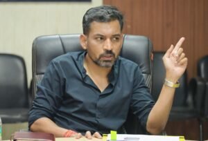 देहरादून के लिए डीएम डॉ. आशीष चौहान का अनोखा फरमान! गंदगी और टूटी सड़कों की फोटो खींचकर फेसबुक पर करें टैग; प्रशासन तुरंत करेगा एक्शन