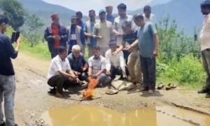 जर्जर सड़क पर ग्रामीणों ने किया ‘गड्ढा पूजन’, सात गांवों के लोगों ने सरकार से लगाई मरम्मत की गुहार