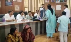 थराली बीडीसी बैठक में जमकर हंगामा, धन आवंटन में भेदभाव और सोलर लाइट खरीद में अनियमितता के आरोप