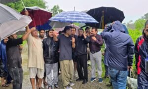 देहरादून में बारिश से हालात गंभीर: डीएम आशीष चौहान ने किया प्रभावित क्षेत्रों का निरीक्षण, 15 दिन में पानीवाला बैंड पर दो लेन बहाल करने के निर्देश