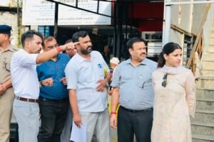 आढ़त बाजार/तहसील चौक सड़क चौड़ीकरण परियोजना कार्य प्रगति का डीएम ने किया स्थलीय निरीक्षण