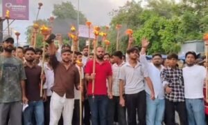 हरिद्वार में छात्रों के समर्थन में मशाल जुलूस, शिक्षा मंत्री के इस्तीफे की मांग; भाजपा नेता की गाड़ी रोकने पर बढ़ा तनाव