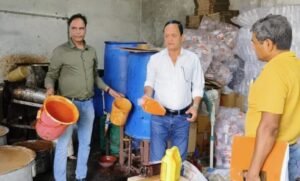 रुड़की में अवैध सॉस फैक्ट्री पर खाद्य सुरक्षा विभाग का छापा, 8 कुंतल सॉस नष्ट, 351 बिना लेबल की बोतलें जब्त