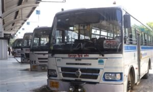 उत्तराखंड में भारी बारिश का अलर्ट: 6 जिलों में यलो अलर्ट, 80 सड़कें बंद; अगले तीन दिन भी बरसेगा पानी