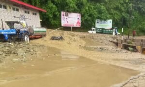 केदारनाथ हाईवे पर मलबे का सैलाब, तिलवाड़ा में कई वाहन दबे, गदेरे के उफान से हाईवे हुआ बंद