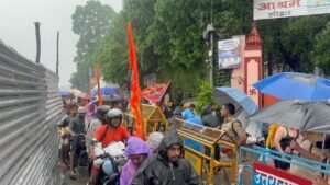 उत्तराखंड में कांवड़ यात्रा के आखिरी दिन गंगा जल लेने के लिए शिवभक्तों की भीड़ उमड़ पड़ी.