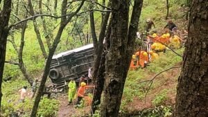 रामगढ़-मुक्तेश्वर मार्ग पर टेंपो ट्रेवलर खाई में गिरा, एक की मौत