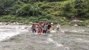 5 सीएम देने वाला VVIP जिला सड़क-स्वास्थ्य सुविधा को तरसा, बीमार महिला को कंधे पर पहुंचाया अस्पताल