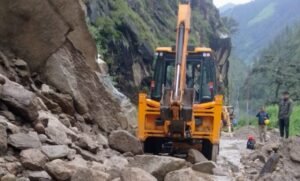 उत्तराखंड में बारिश का असर: यमुनोत्री-गंगोत्री हाईवे कई जगह बंद, पर्वतीय जिलों में यलो अलर्ट