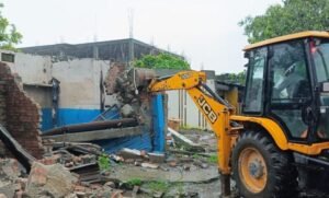 रुद्रपुर में विश्वकर्मा मार्केट पर चला बुलडोजर, 20 दुकानें ध्वस्त;