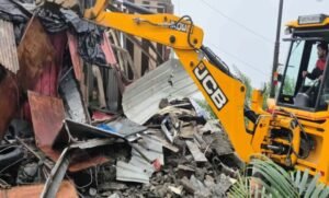 मसूरी में अवैध निर्माण पर बड़ी कार्रवाई, झूलाघर क्षेत्र में चार दुकानें ध्वस्त