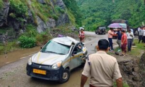 चंपावत में सड़क खुलने का इंतजार कर रही कार पर गिरा भारी बोल्डर, एक युवक की मौत; चार घायल