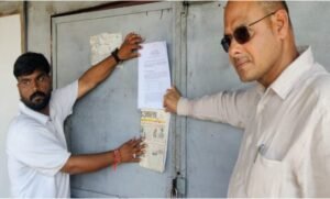 झड़ीपानी में रेलवे की जमीन पर कथित अतिक्रमण, 31 मकानों पर चस्पा किए नोटिस