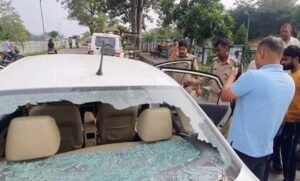 रामनगर में कार सवार युवक पर जानलेवा हमले का आरोप, ईंट-पत्थरों से हमला; कार के शीशे टूटे, खून के निशान मिले