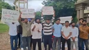 उत्तराखंड आयुर्वेद यूनिवर्सिटी में फिर हंगामा, दोबारा पानी की टंकी पर चढ़े छात्र, परिसर में पुलिस बल तैनात