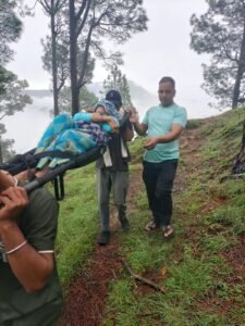 70 साल की बुजुर्ग फिसलकर हुई घायल, न सड़क न अस्पताल पहुंचाने वाले, 3 किमी डोली में ले गए लोग