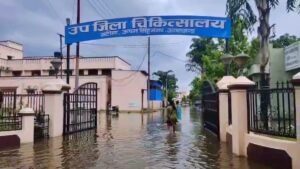 खटीमा में अस्पताल परिसर जलमग्न होने से मरीज परेशान, नैनीताल में पेड़ गिरने से दो मकान क्षतिग्रस्त