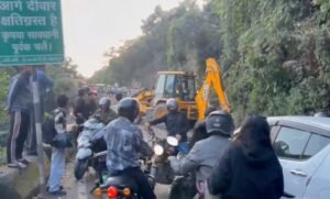 मसूरी-देहरादून मार्ग पर अचानक भूस्खलन, सड़क पर गिरे भारी बोल्डर; यातायात रोका