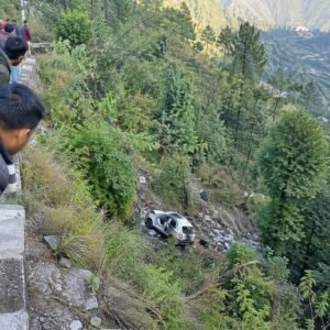 अल्मोड़ा में दर्दनाक हादसा: अंतिम संस्कार से लौट रही कार 200 मीटर गहरी खाई में गिरी, एक की मौत; दो घायल।