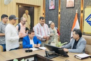 देहरादून: बेटे ने धोखे से अपने नाम कराई बुजुर्ग की संपत्ति, 15 लाख रुपये भी लिए; अब मारपीट का आरोप