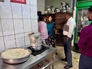 देहरादून: हांडी रेस्टोरेंट में मिली सड़ी-गली खाद्य सामग्री, तत्काल बंद कराया गया रेस्टोरेंट