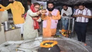अस्पताल से डिस्चार्ज हुई कैबिनेट मंत्री रेखा आर्या, टपकेश्वर मंदिर पहुंची, जल्द होगी पूछताछ